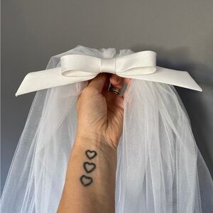 Short veil with bow